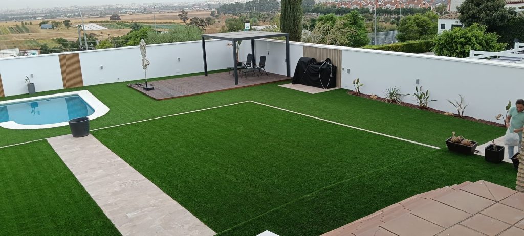 Jardín amplio con piscina y pérgola - césped artificial Limcesped Sevilla
